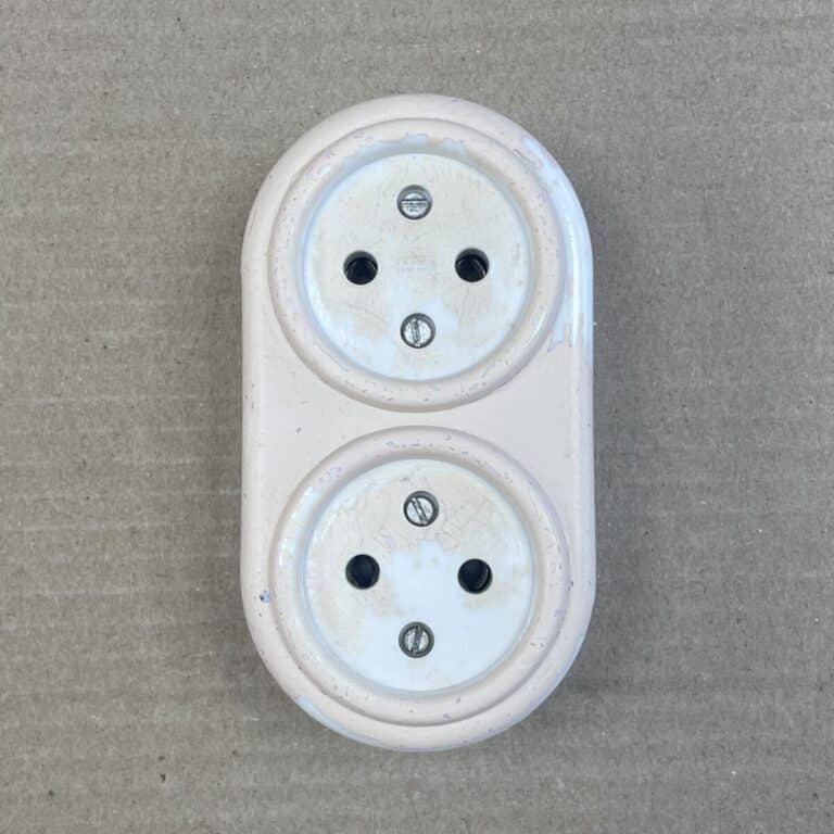 2-osainen maadoittamaton pinta-asenteinen pistorasia 61374 - purkukolmio.fi