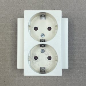 2-osainen maadoitettu uppoasenteinen pistorasia 23379 - purkukolmio.fi