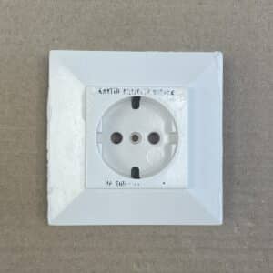 1-osainen maadoitettu uppoasenteinen pistorasian kansi 311 01 00 - purkukolmio.fi