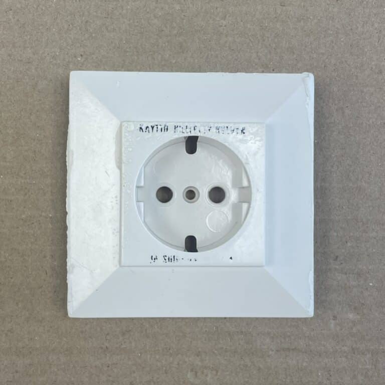 1-osainen maadoitettu uppoasenteinen pistorasian kansi 311 01 00 - purkukolmio.fi