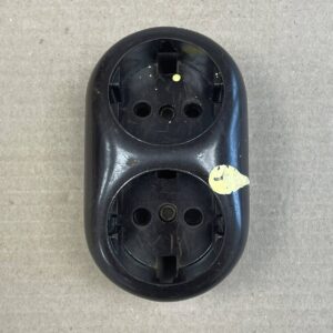 2-osainen maadoitettu pinta-asenteinen pistorasian kansi 304 00 00 - purkukolmio.fi