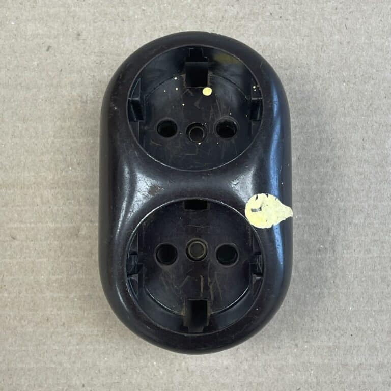 2-osainen maadoitettu pinta-asenteinen pistorasian kansi 304 00 00 - purkukolmio.fi