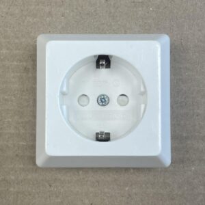 1-osainen maadoitettu pinta-asenteinen pistorasia EGANT U1011 - purkukolmio.fi