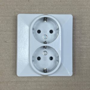 2-osainen maadoitettu uppoasenteinen pistorasian kansi 12247 - purkukolmio.fi