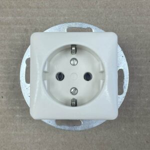 1-osainen maadoitettu uppoasenteinen pistorasia 22-2829 - purkukolmio.fi