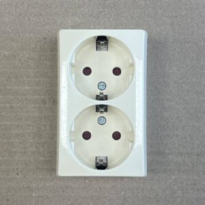 2-osainen maadoitettu pinta-asenteinen pistorasian kansi 23343 - purkukolmio.fi