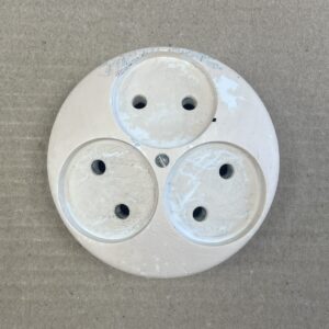 3-osainen maadoittamaton pinta-asenteinen pistorasia 31300 - purkukolmio.fi