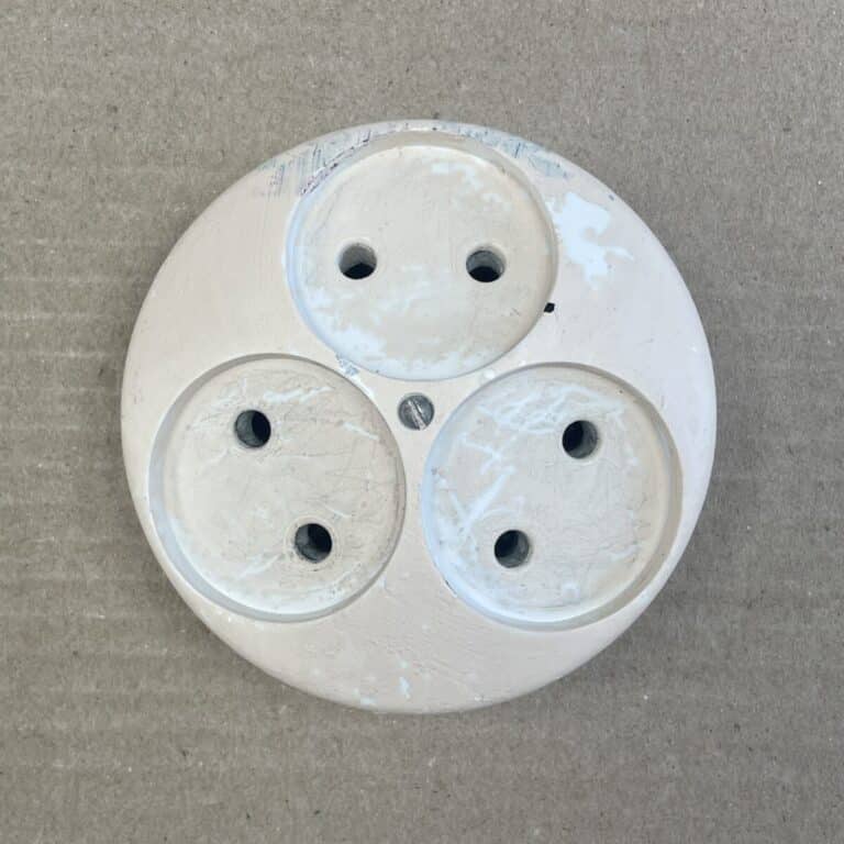 3-osainen maadoittamaton pinta-asenteinen pistorasia 31300 - purkukolmio.fi