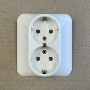 2-osainen maadoitettu uppoasenteinen pistorasian kansi ELKO L159 - purkukolmio.fi