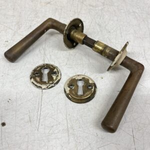 messinkinen painikepari heloilla ja avainkilvillä - purkukolmio.fi