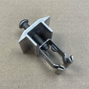 Keskimmäinen päätypuristin 420082 aurinkopaneelikiskoille - purkukolmio.fi