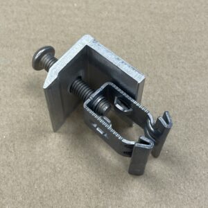 Päätypuristin 420081 aurinkopaneelikiskoille - purkukolmio.fi