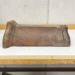 Keramia harjatiili punainen pituus 36 cm pieniä lohkeamia ja kieroutta