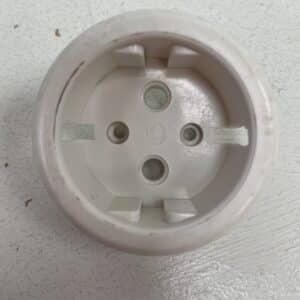 Maadoitetun pistorasian keskiö 0361 valkoinen - purkukolmio.fi