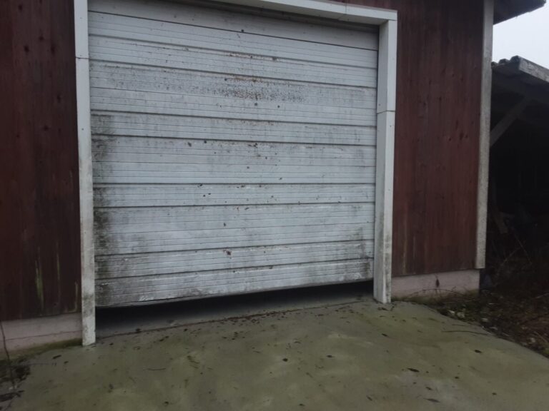 Nosto-ovi 2,8 x 2,9 m varaosiksi tai korjattavaksi - purkukolmio.fi