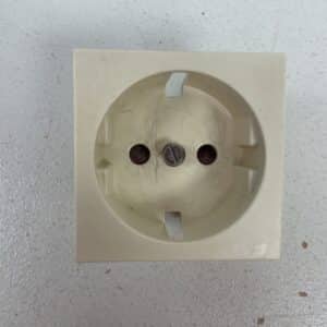 Maadoitetun pistorasian keskiölevy valkoinen 13022 - purkukolmio.fi