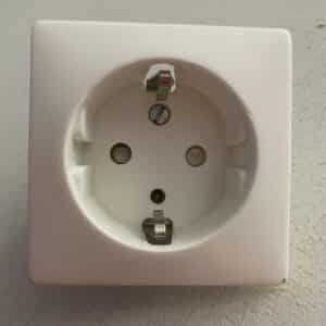 1-osainen maadoitettu uppoasenteinen pistorasian kansi - purkukolmio.fi