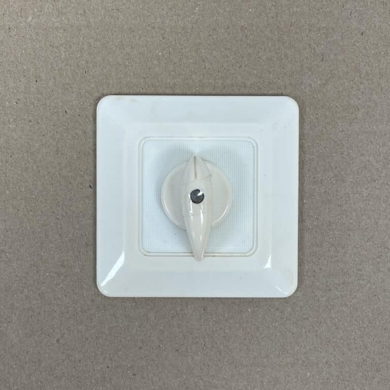 Kraus & Naimer-nokkakytkimen peitelevy vääntimellä - purkukolmio.fi