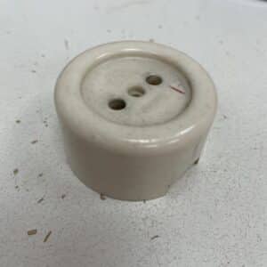 1-osainen maadoittamaton pinta-asenteinen pistorasian kuori - purkukolmio.fi