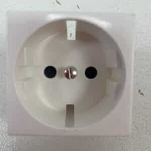 1-osainen maadoitettu uppoasenteinen pistorasian kansi - purkukolmio.fi