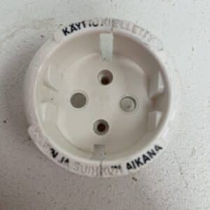 Maadoitetun pistorasian keskiö 0361 valkoinen - purkukolmio.fi