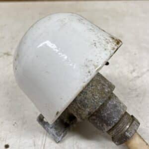 Kaapelin päätehattu posliinia, alumiinisella seinätelineellä - purkukolmio.fi