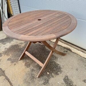 Kevyt ruskea puutarhapöytä Ø 100 cm