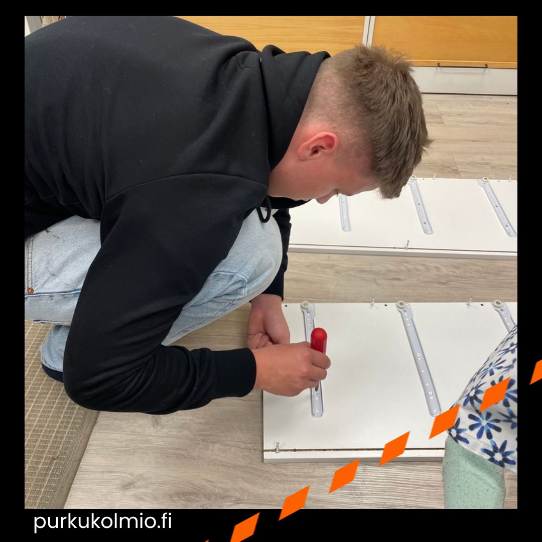 Hyllyn kasaamista- Purkukolmio.fi