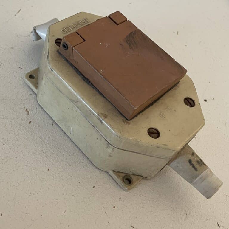 Set-Point kosteantilan 1-osainen pintapistorasia N:o 260 - Purkukolmio.fi