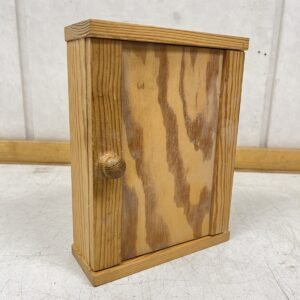 Pieni puinen avainkaappi 19 cm × 25,5 cm