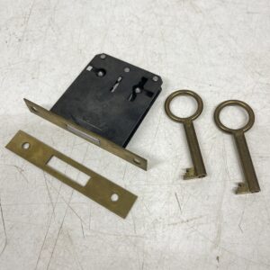 Pieni upotettava kalustelukkorunko AYPE 2:lla avaimella