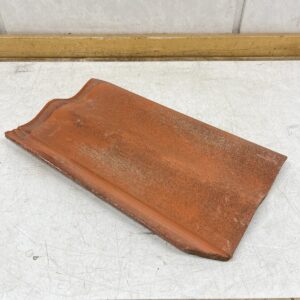 Kattotiili punainen 22,5 cm × 38 cm profiili 3-3,7 cm