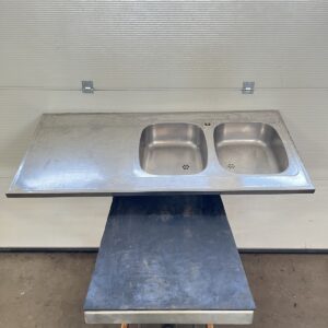 Tiskipöydän kansi kahdella isolla altaalla 130 cm × 60 cm