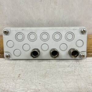 Sähkökeskuksen muovinen läpivientilaippa  C-koko 215 mm × 85 mm