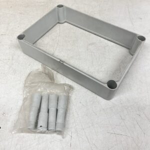 Muovisen sähkökotelon korotuskehys 275 mm × 185 mm × 50 mm kiinnitysholkeilla