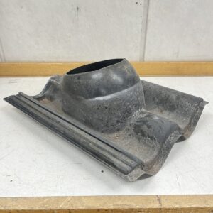 Kattoläpivienti tiilikatolle Ilpo Iluri 13 musta