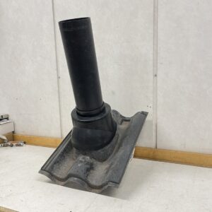 Kattoläpivienti tiilikatolle Ilpo Iluri 13 musta putkella