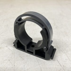 Muovinen putkenpidin pannalla 40 mm putkelle - purkukolmio.fi