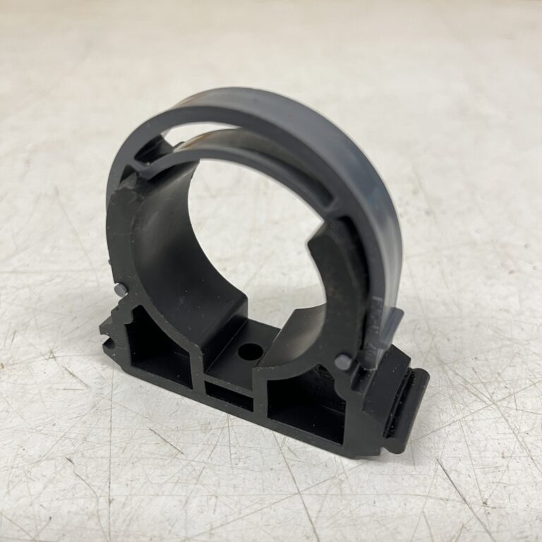 Muovinen putkenpidin pannalla 40 mm putkelle - purkukolmio.fi