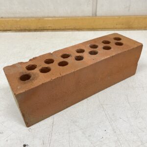 Reikätiili 28 x 8,5 x 8,5 cm punainen - purkukolmio.fi