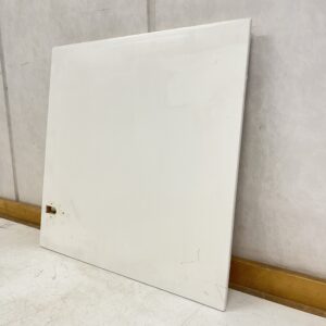 Vanha komeron huullettu ylä-ovi 50 cm × 50 cm oikeakätinen