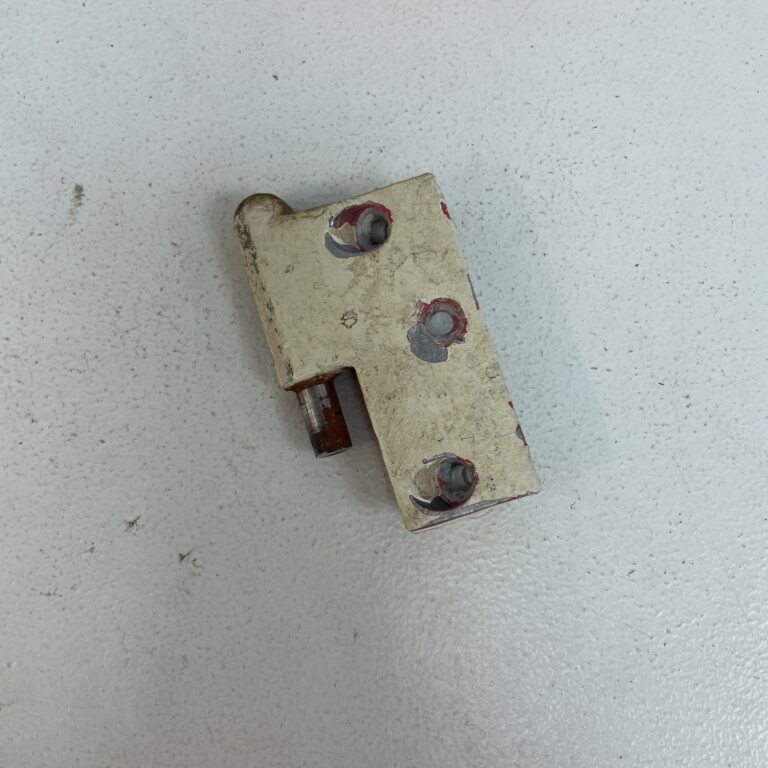 Alumiininen kolmionmallinen sarananpuolikas, urospuoleinen 68 mm -Purkukolmio.fi