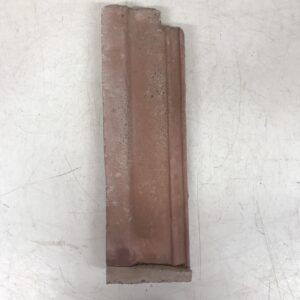 Punainen kattotiili 12 x 41 cm profiili 4 cm, leikattu 23 cm leveästä tiilestä - purkukolmio.fi