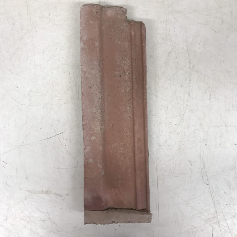 Etusivu 3 Punainen kattotiili 12 x 41 cm profiili 4 cm, leikattu 23 cm leveästä tiilestä - purkukolmio.fi