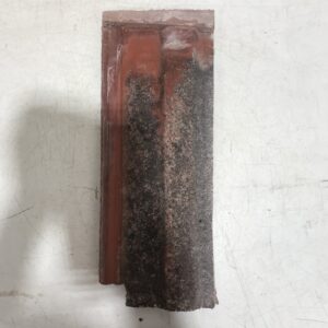 Punainen kattotiili 15,5 x 40,5 cm profiili 4 cm, leikattu 23 cm leveästä tiilestä - purkukolmio.fi