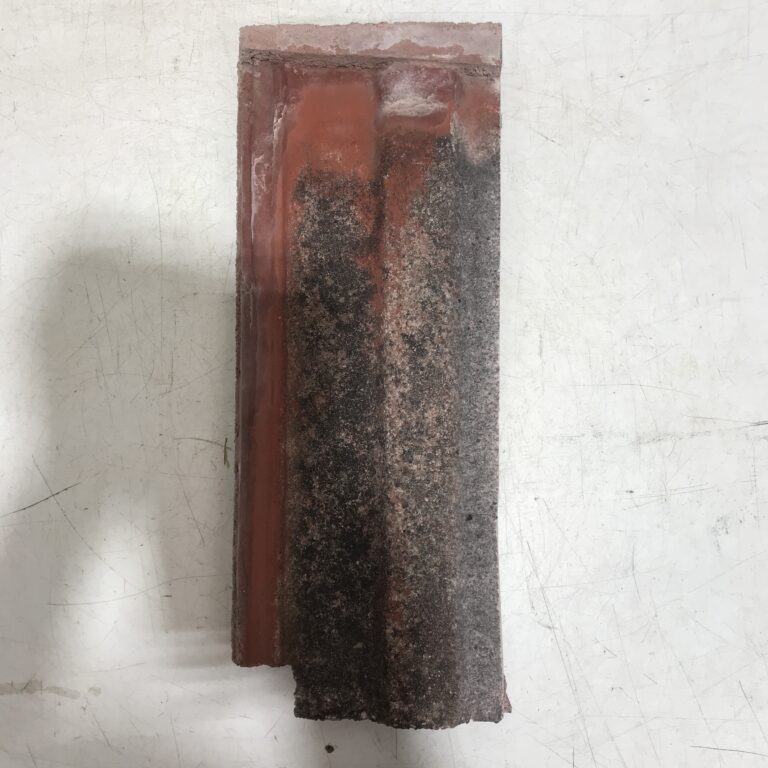 Punainen kattotiili 15,5 x 40,5 cm profiili 4 cm, leikattu 23 cm leveästä tiilestä - purkukolmio.fi