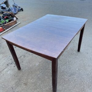 Ruskea ruokapöytä Sotka 131 cm × 90 cm korkeus 74 cm