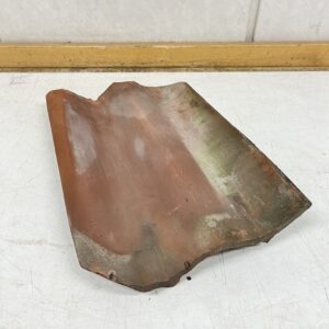 Keramia 43 kattotiili punainen 26 cm × 41 cm profiili 4-6 cm, lohkeamia