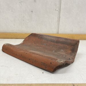 Poltettu punainen savikattotiili 24 cm × 39 cm profiili 8 - 9 cm lohkeama