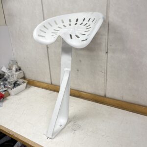 Vanhan maatalouskoneen rauta-istuin korkeus 70 cm